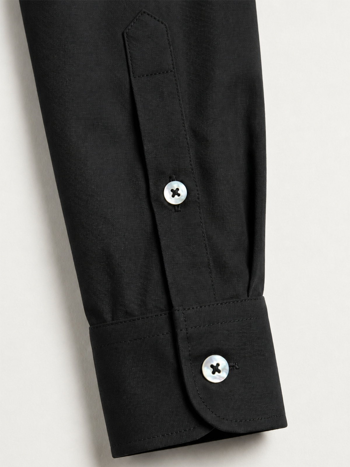 Black Cotton poplin shirt's cuff close-up